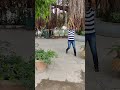 बरगद के पेड़ से लटकते हुए उदयपुर में दोस्तों के साथ