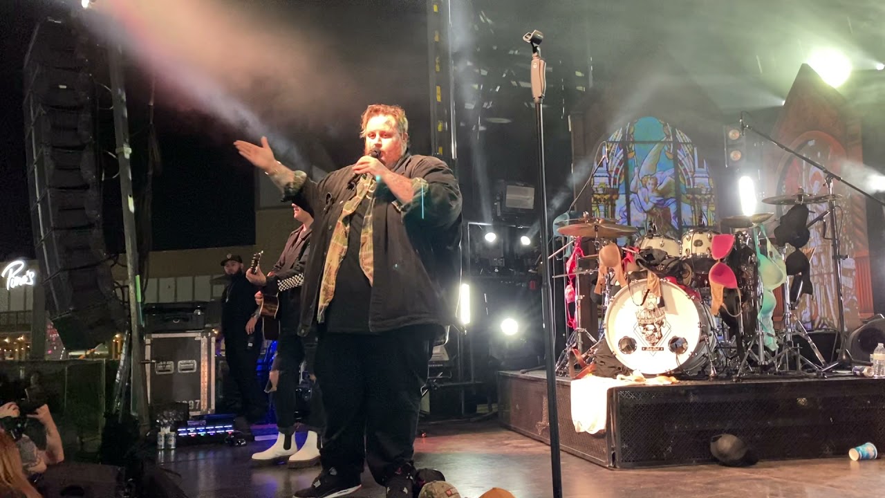 Jelly Roll Performs “Save Me” live at Pieres in Fort Wayne, IN. Crowd sings and Jelly takes phone!