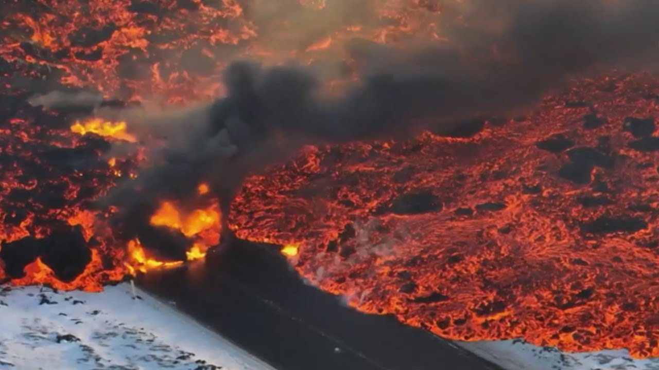 Новое извержение вулкана началось в Исландии. Потоки лавы уничтожают дороги и основные трассы