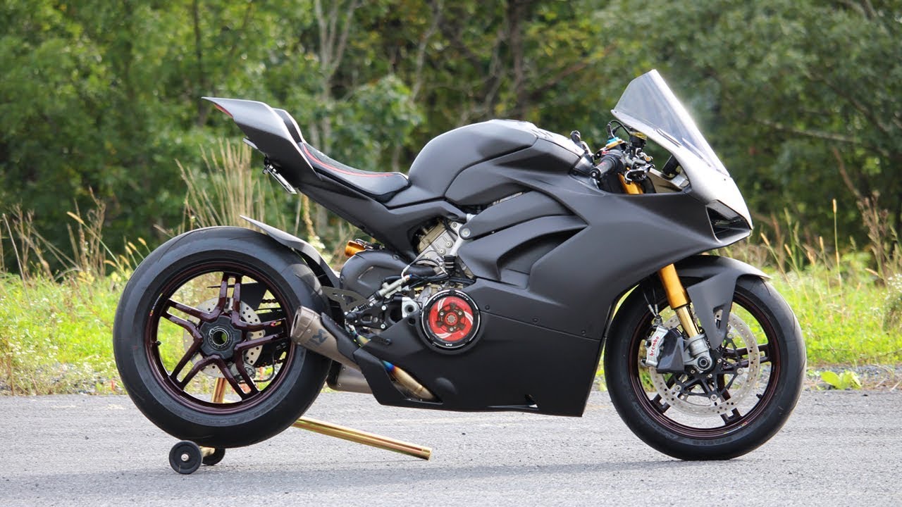 Ducati Panigale V4 Carbon Black Moto250x