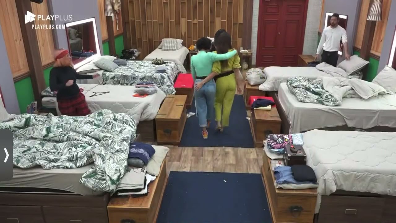 A Dayane apertando a bunda da Aline 👀🥵 