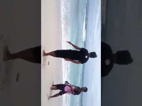 Anak kecil di grepe di pantai