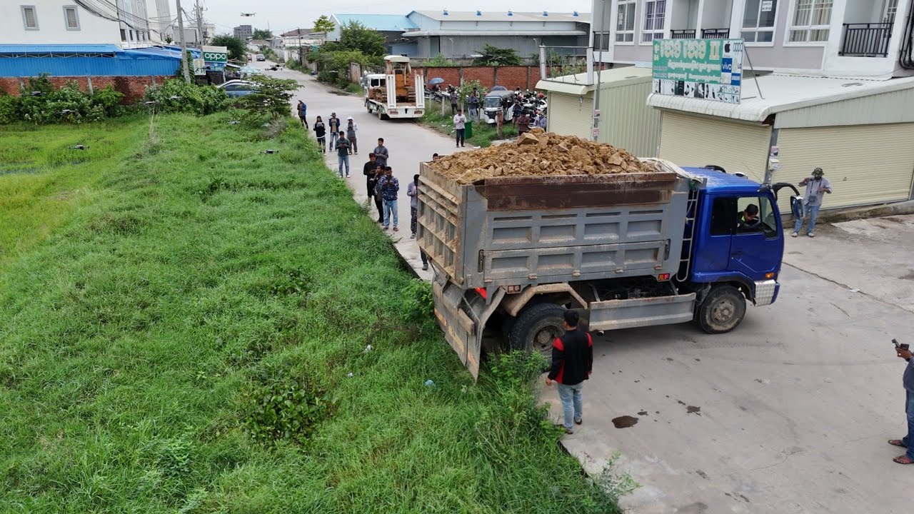 Nicely Start A New Project!! Land Filling by Skills KOMAT’SU D31P dozer With​ Trucks 5ton Unloading