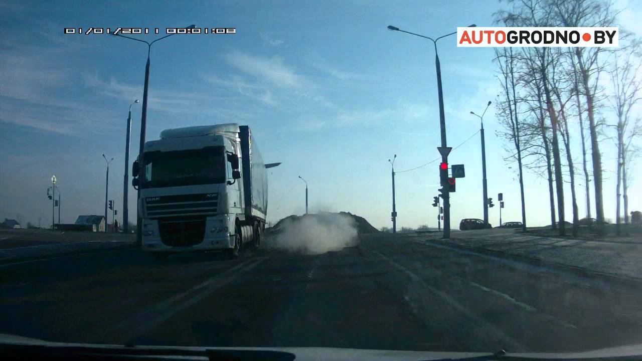 В Гродно с фуры обрушился тяжелый кусок льда на автомобиль Renault ...