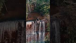 Sentado na borda da Cachoeira da Cortina. MUITO alto! #adrenalina #cachoeira #viagem #aventura