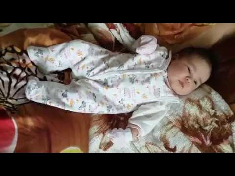 Спустя месяц голова новорожденного округляется Спустя месяц голова новорожденного округляется