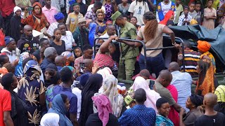 POLISI WAMSHIKILIA MAMA ALIYEMFUNGA MTOTO WA JIRANI MIKONO NA MIGUU AKIDAI KUIBA ANDAZI POLISI WAMSHIKILIA MAMA ALIYEMFUNGA MTOTO WA JIRANI MIKONO NA MIGUU AKIDAI KUIBA ANDAZI