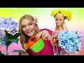 Кукла Барби и цветы в волосах - Школа стилиста - Видео для девочек о модных прическах