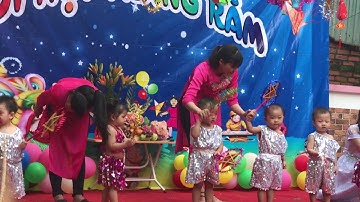 Bé vui hội trăng rằm cùng phụ huynh cô giáo và các bé