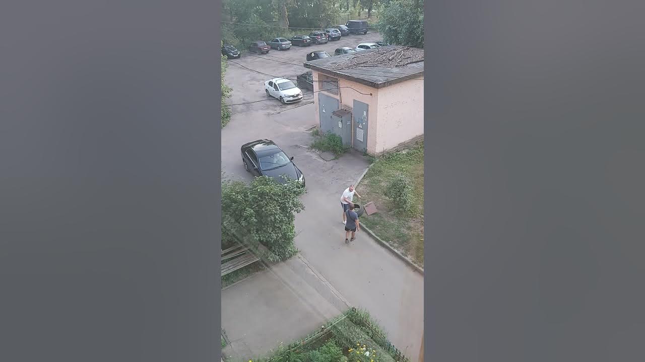 Во дворе гуляют 17 человек. Во дворе гуляют 17 человек