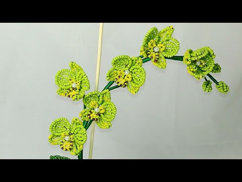 Зеленая орхидея из бисера