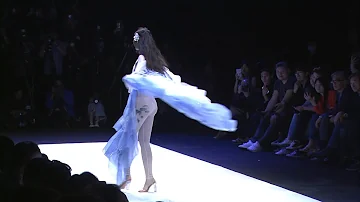 美女模特T台走秀故作姿態 揚起衣服顯露自己的身材 觀眾都驚呆了 美女模特T台走秀故作姿態 揚起衣服顯露自己的身材 觀眾都驚呆了