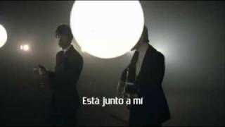 Video thumbnail of "The Last Shadow Puppets - Standing next to me / Español - Spanish"