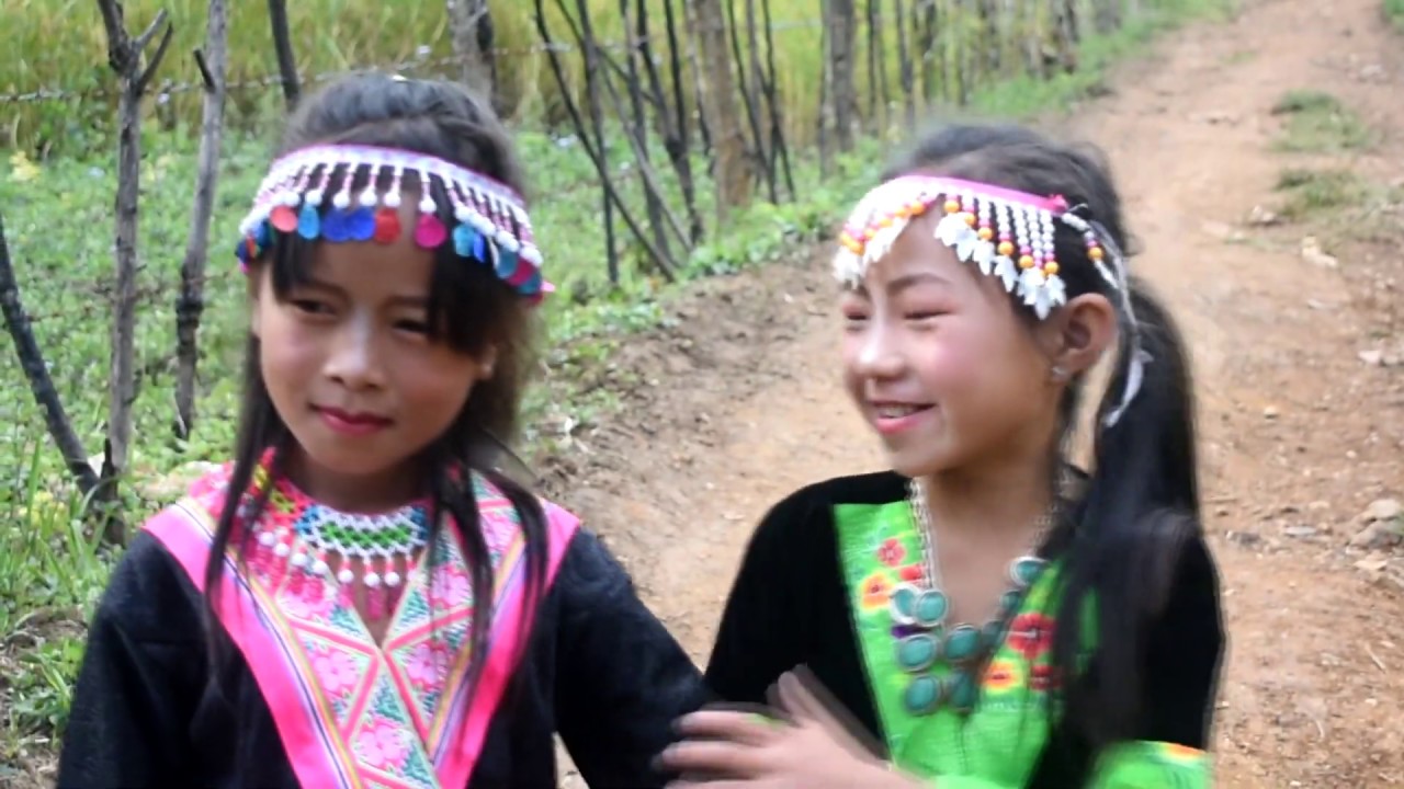 pom​ dheev tshaws​ tshaws​ los tseem​ ​ yog​ yawm​ piav tes  piav​ taws