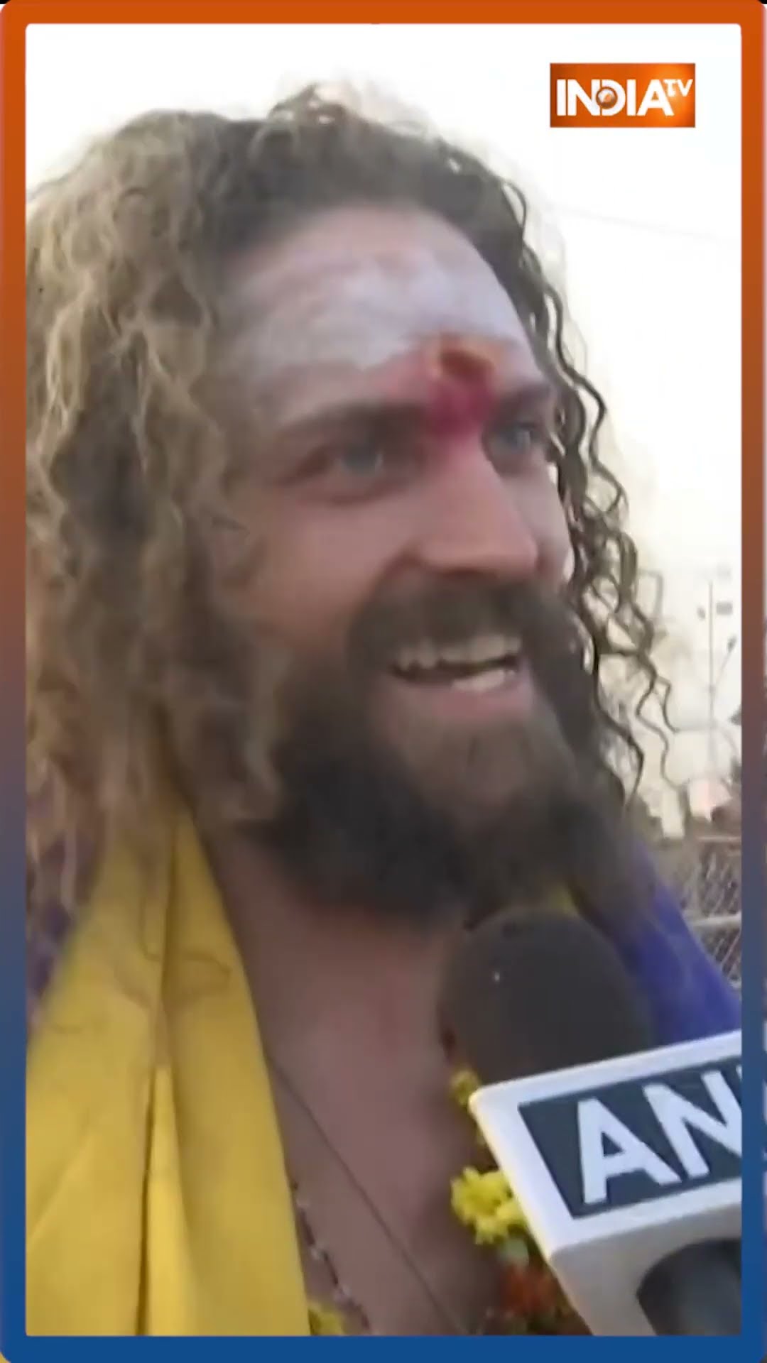 विदेशी श्रद्धालु ने बाबा बनकर #sanatandharm का मतलब बताया #mahakumbh2025 #mahakumbhmela2025
