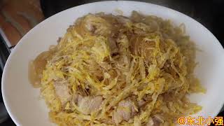 东北特色猪肉酸菜炖粉条子，老妈说蘸点蒜酱吃没比的了，太下饭了