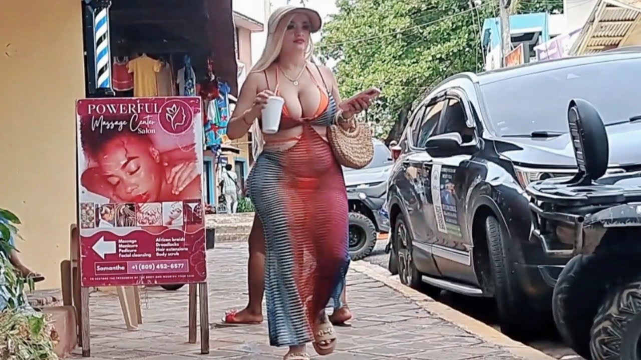 + 100 одиноких женщин гуляют по пляжу Сосуа | Доминиканская Республика