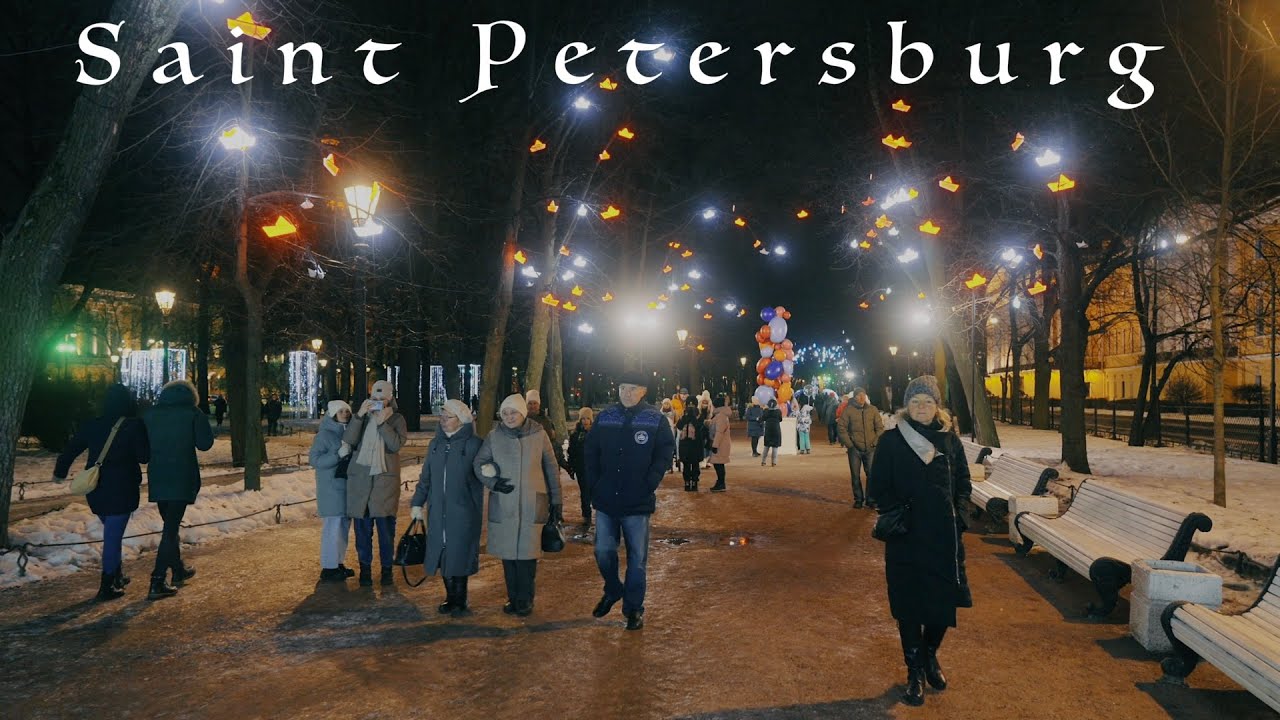 🇷🇺 4K Saint Petersburg. Alexandrovskiy garden in the New Year's illumination.