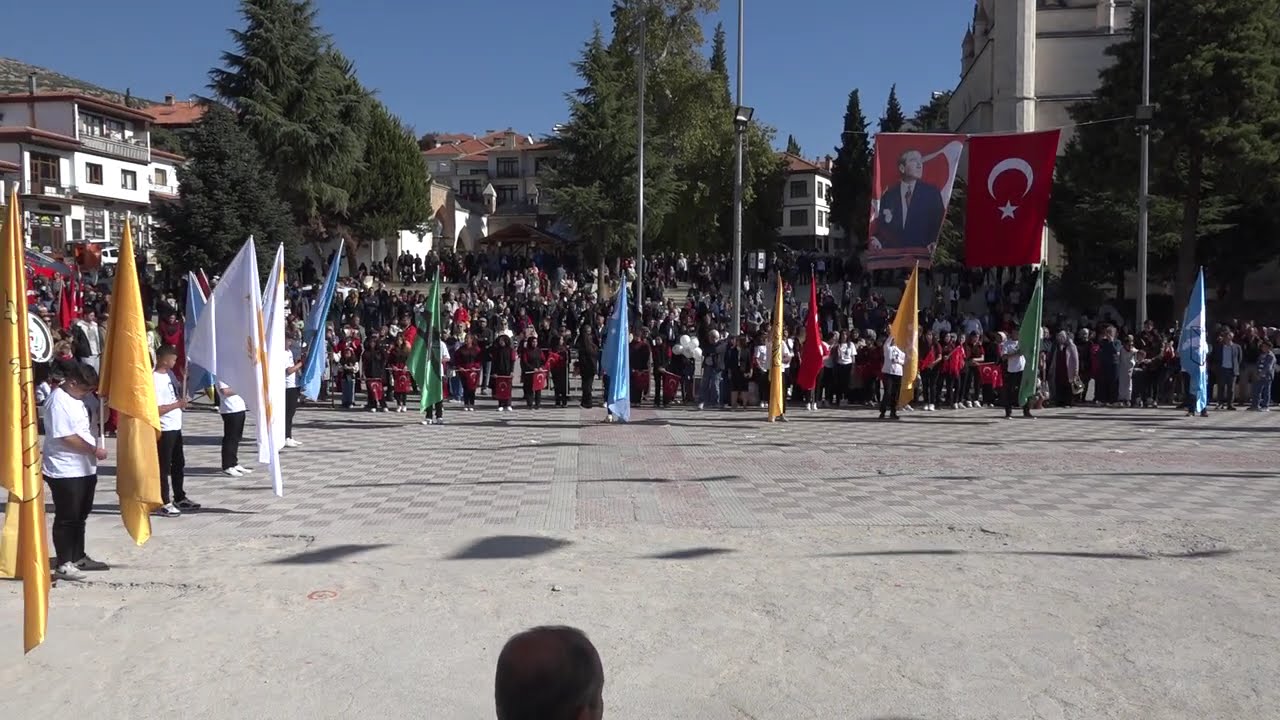 16 Türk Devleti Bayrak Gösterisi