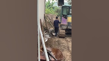 #shotrs Các người thợ dùng máy xúc đóng cọc tre