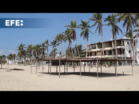 La tristeza por la escasez de turismo se apodera de los habitantes de las playas mexicanas
