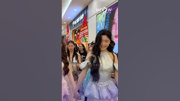 2 cô con gái cưng của MC Quyền Linh nắm chặt tay nhau khi cùng đi sự kiện. Lọ Lem ra dáng chị 2 lắm!