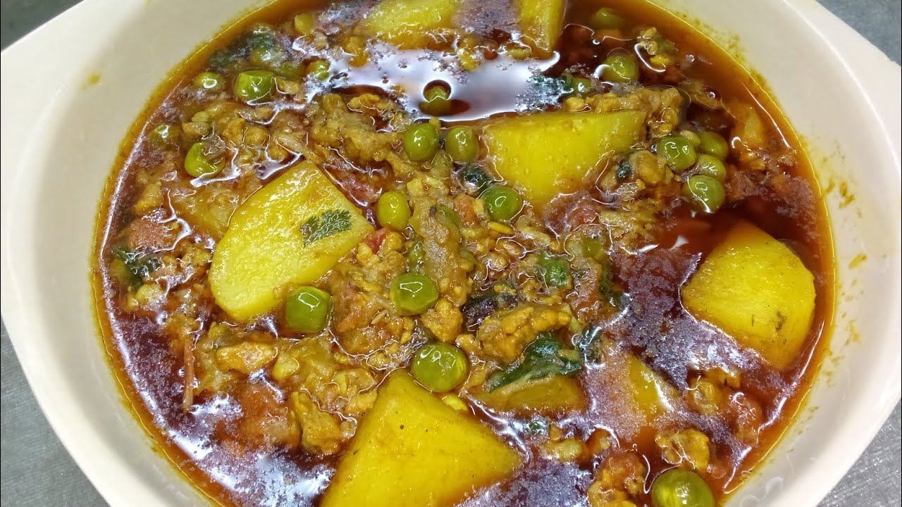 Aloo Matar Keema Ka Salan Recipe | Sardiyon Mein Banane Wali Easy Aloo Matar Curry