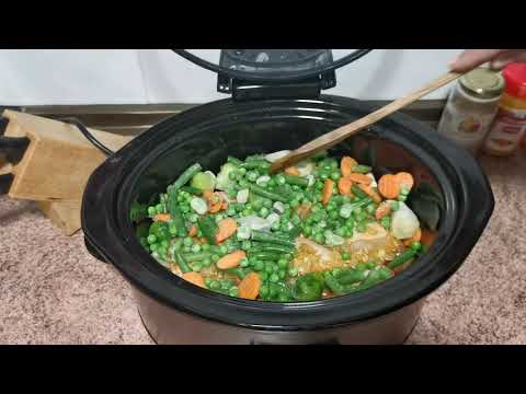 Video: Pollo Picante Con Verduras En Una Olla De Cocción Lenta