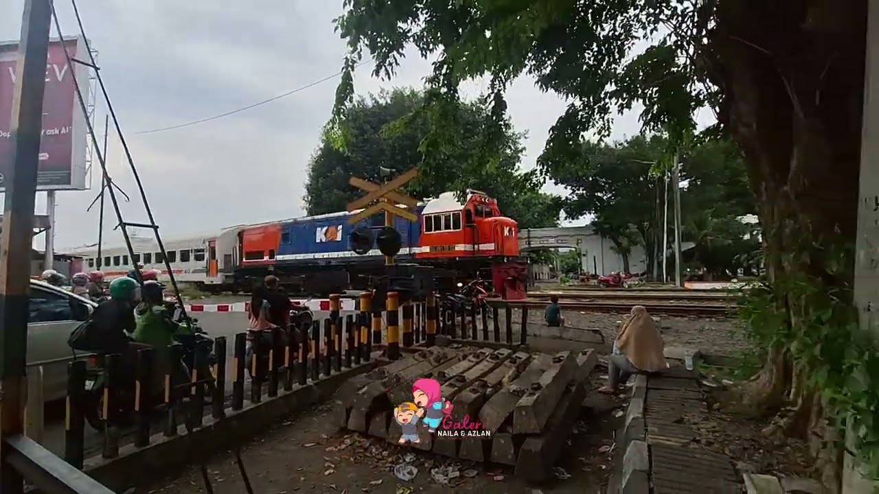 Hunting For Green, White, and Orange Trains in Surabaya Kota