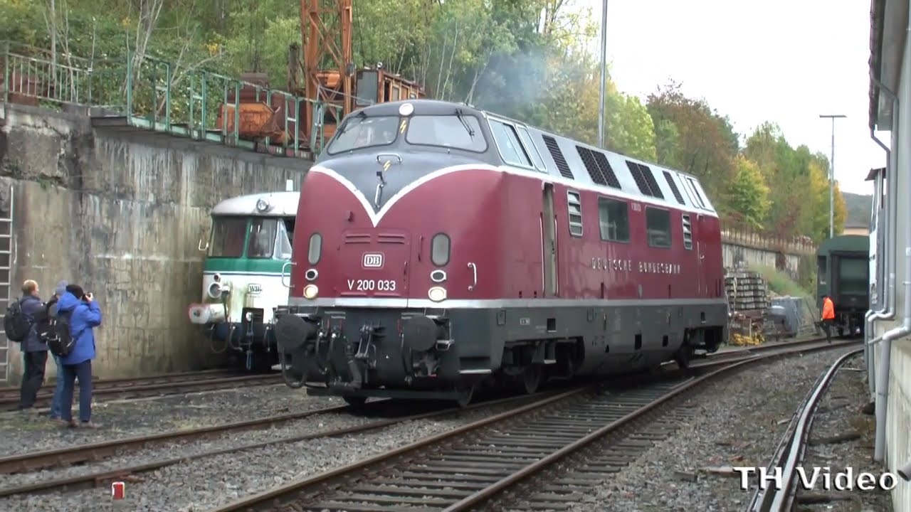 V 200 033 aus Hamm mit Maybach Sound und dem Wirtschaftswunderzug am 5.10.2025 im BW Dieringhausen