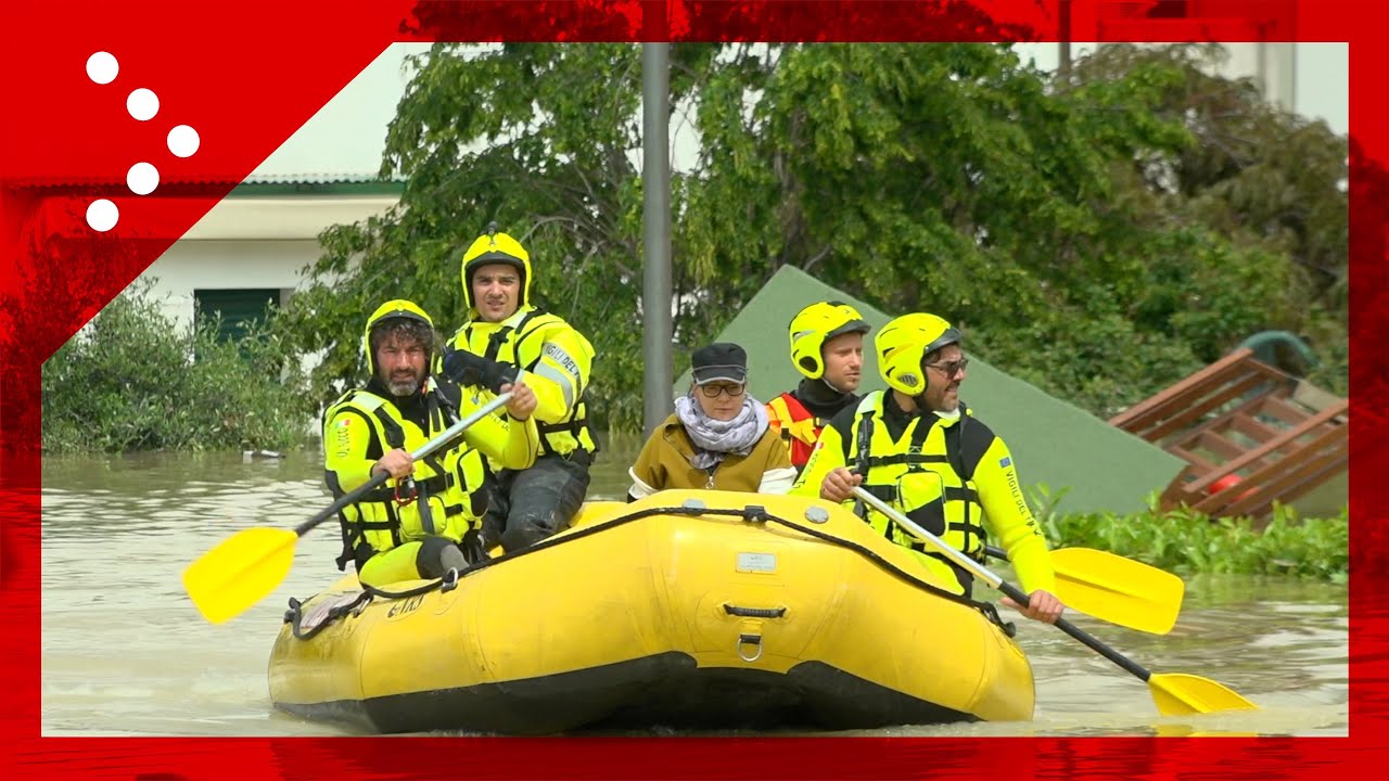 Alluvione in Emilia-Romagna, soccorsi in gommone dei Vigili del Fuoco