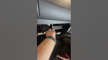 Toyota Yaris 2010 cabin filter location and replacement