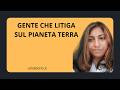 Gente che litiga sul pianeta Terra.