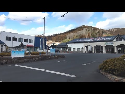 サメやカジキのモニュメントが立つ気仙沼駅前の風景