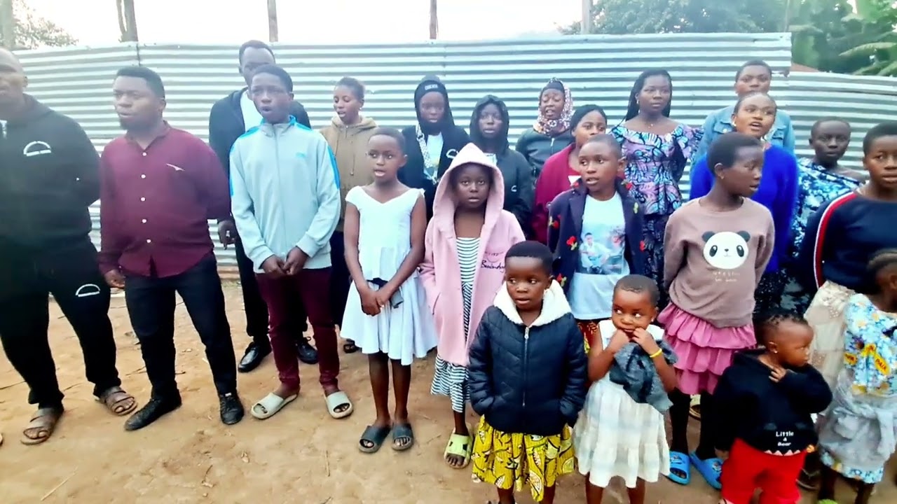 Pour la Vierge Marie : TU PORTES CELUI QUI PORTE TOUT.  