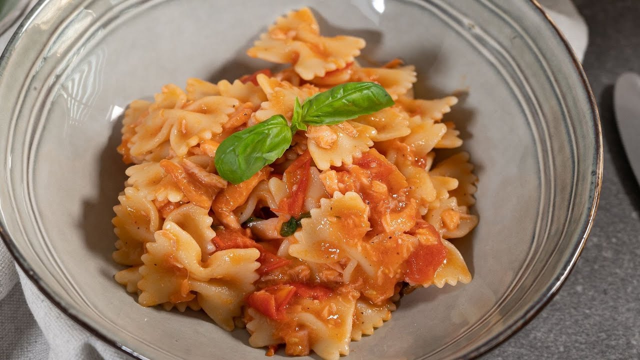 FARFALLE AL SALMONE E POMODORINI SENZA PANNA: pasta veloce e semplice ...