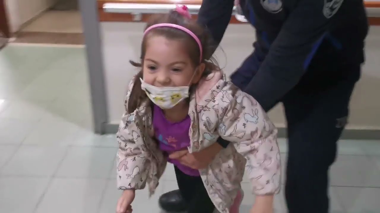 İĞNEDEN KORKAN ÇOCUK HASTANEDEN KAÇIYOR!!! BABASI YAKALIYOR🤣💕🥰