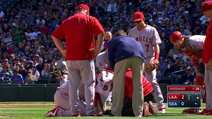 LAA@SEA: Shoemaker hit on head with liner, exits g...