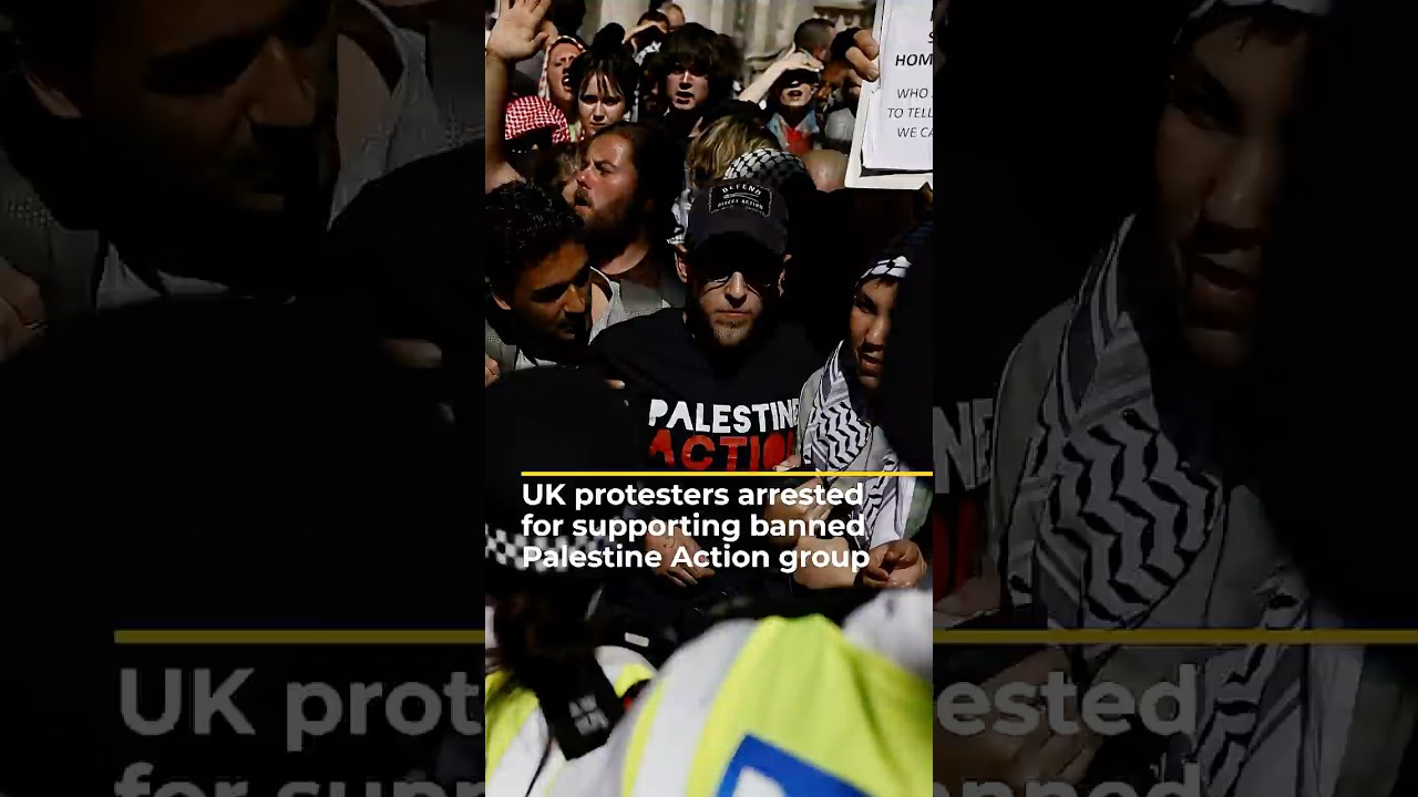 اعتقال متظاهرين في المملكة المتحدة لدعمهم جماعة "العمل الفلسطيني" المحظورة | AJ #shorts