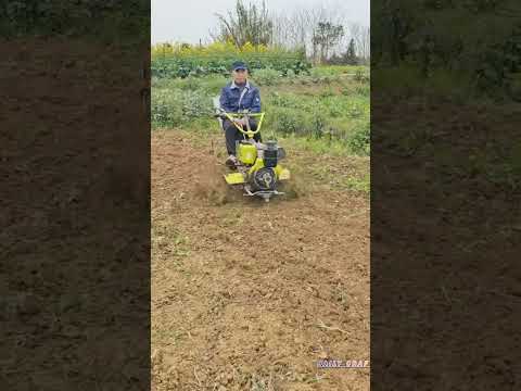 عملية حرث باستخدام محراث صغير رباعي العجلات