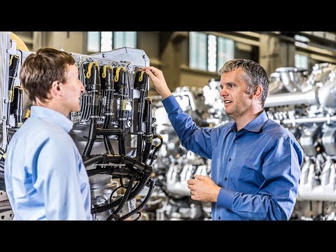 Arbeiten in der Motorsteuerung bei Rolls-Royce Power Systems