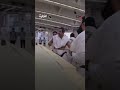 لاعب الكريكيت الباكستاني السابق وسيم أكرم يؤدي رمي الجمرات بطريقته الخاصة.