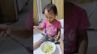 Darleen Makan Enak Banget..