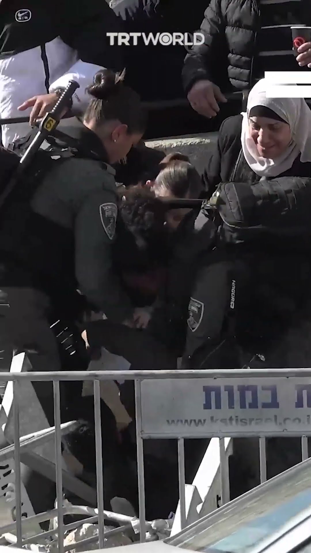 Israeli police brutally assault a Palestinian young man while detaining him