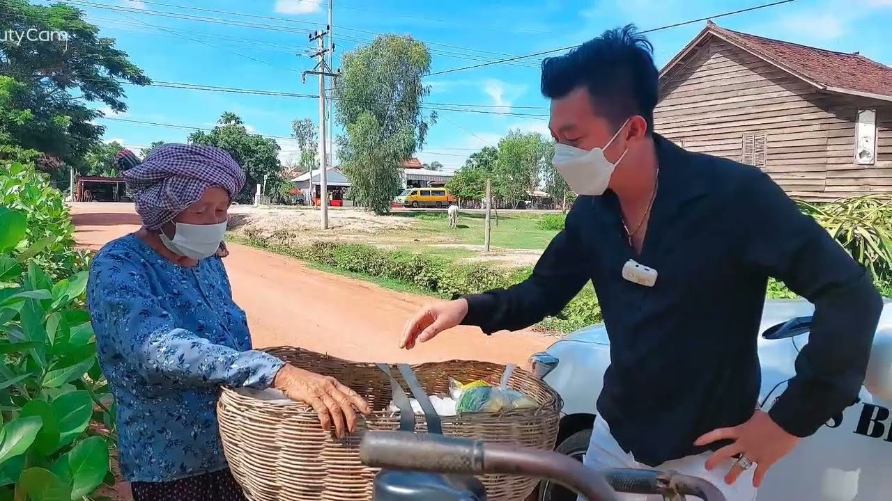 លោកយាយលក់នំតាមផ្លូវ/Grandma sells cakes on the street