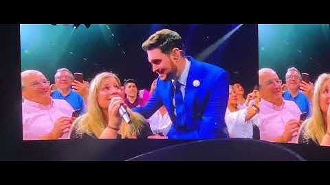 Michael Bublé shocked by a fan. Alba sings My Way. Barcelona