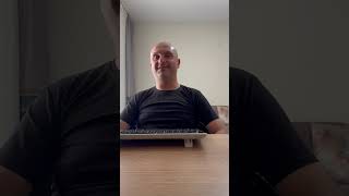 Erol Ülker, bilgisayarda SubmitHub AI Song Checker kullanarak şarkı analizi yapıyor