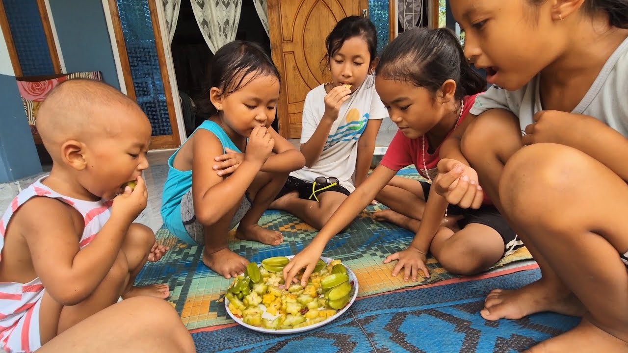 Aglu and her friends eating Starfruits