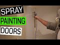 Vaporisateur la peinture des portes blanc  en utilisant une sans air pulvrisateur