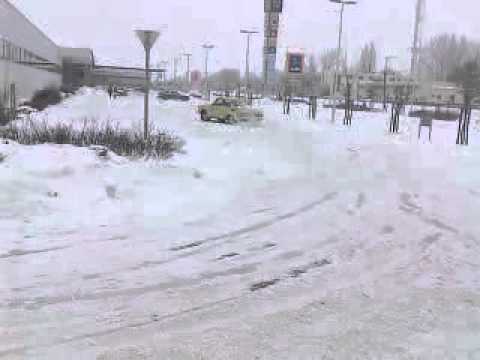 Videó: Mit csinálsz, ha egy autóban ragadsz a hóban?